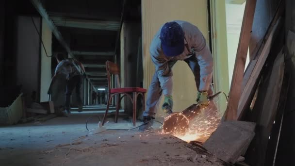 Reparaturarbeiten Haus Ein Mann Schneidet Mit Einer Metallsäge Metall Und — Stockvideo