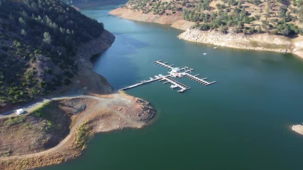 Terbang Atas Moccasin Point Marina Danau California Sierra Nevada Pegunungan — Stok Video