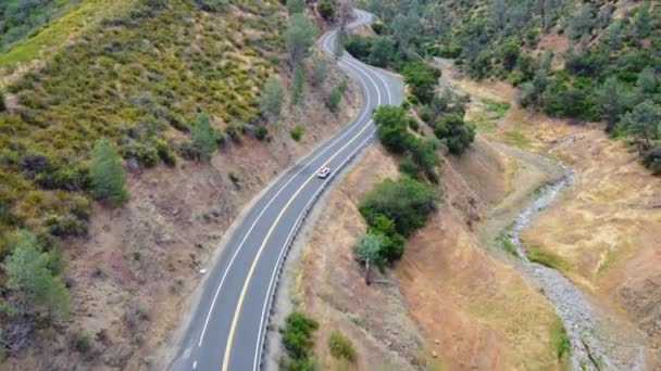 Luchtfoto Een Auto Die Langs Slangen Rijdt Bergen Van Californië — Stockvideo