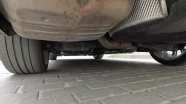 Araba sürerken arabanın süspansiyonuna bak. Arabanın altında çarklar dönüyor. Süspansiyon parantezi ve şok emicilerin hareketi