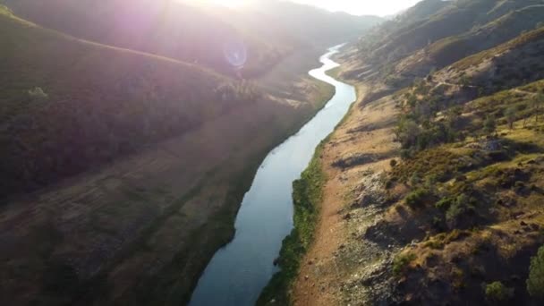 Flygplan Som Flyger Över Flod Kaliforniens Berg Liten Flod Torka — Stockvideo