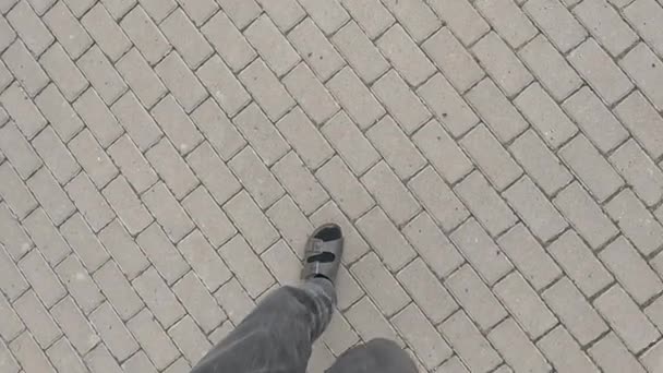 Вид Сверху Мужских Ног Идущих Тротуарной Плитке Прогулка Дороге Сандалии — стоковое видео