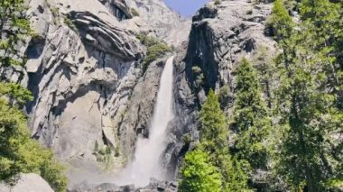 Yosemite Büyük Şelalesi yakında. Yosemite Ulusal Parkı, Kaliforniya, ABD. Kayalıklardaki şelale