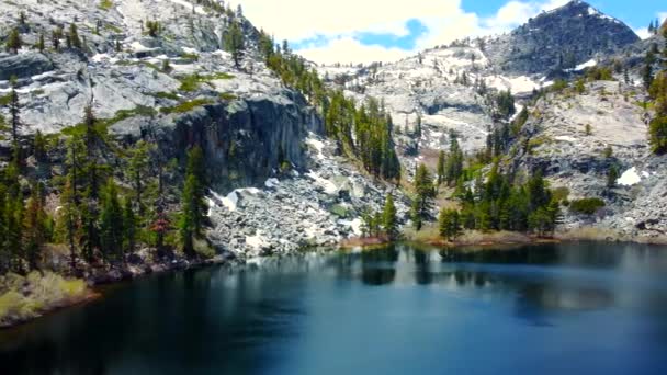 加州高山湖中的迷人美景 覆盖着积雪和晶莹清澈湖泊的岩石山的性质和景观 — 图库视频影像