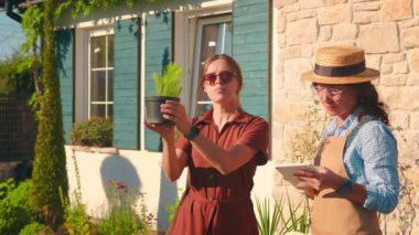 Fabrika almak ya da satmak. Bir kadın satın almak istediği konaklama tesisini inceliyor. Satıcı satın almak için bitkileri tavsiye eder ve bilgiyi tablette gösterir