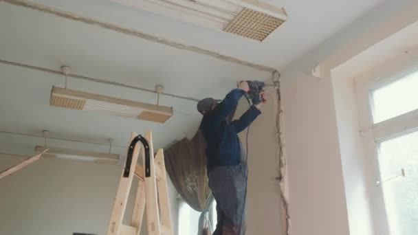 Master Builder Drills Hole Wall Repair Work Room Recovery Restoration — Vídeo de Stock