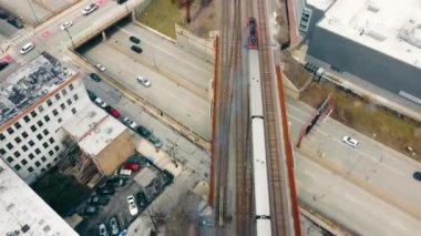 Chicago Illinoise 10.04.2022 Chicago Illinois 'e giden bir metro yolcu treninin üst görüntüsü. Şehrin altyapısı kuş bakışı, tren ve demiryolu.