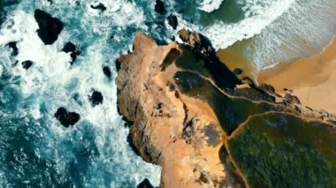 Aerila 'nın okyanus manzarası California sahilinin yakınındaki kayalara çarpıyor. Dalgalar kayalara çarpıyor. Kaliforniya 'nın San Francisco şehrinin yakınındaki sahil şeridinin güzel manzarası.