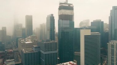 Sisli bir günde Chicago şehir merkezinde uçmak. Sokak Köprüsü. Illinois Yolları 'nda trafik - Chicago şehir merkezindeki Çatlak Dr.