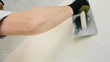 Alçı boyaların yakın çekimi odada işe yarıyor. Odanın tadilatı. Efendiler duvarları alçıyla yumuşatıyor.