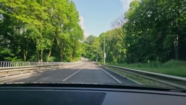 Widok Przez Przednią Szybę Samochodu Drogi Krajobrazu Bez Samochodów Podróżuje — Wideo stockowe