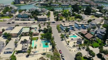 Hava uçuşu Pinellas County, Florida, ABD Adanın şehir ve altyapısı. Güneşli bir günde ve turizm sezonunda rıhtım boyunca arabalar ve evler