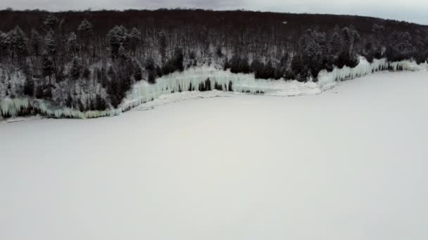 Voo Aéreo Sobre Penhasco Perto Lago Qual Pendurar Enormes Icicles — Vídeo de Stock