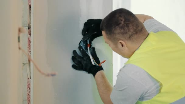 Craftsman Installs Electrical Outlet Box Repair Work Room — 비디오