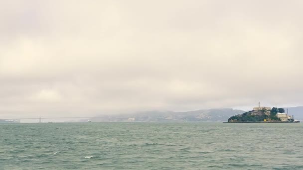 Pemandangan Dari Perahu Wisata Pulau Alcatraz Dekat San Francisco Penjara — Stok Video