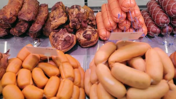 Sausages Store Counter Different Types Sausage Lying Supermarket Window — Vídeo de stock