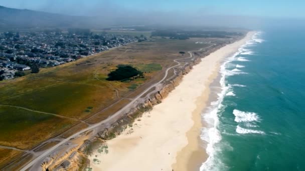 View Cliff Large Sandy Beach Pacific Ocean California Big Waves — стоковое видео