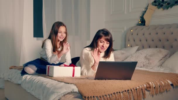Mother Child Communicate Remotely Father Laptop Video Communication New Years — Stockvideo