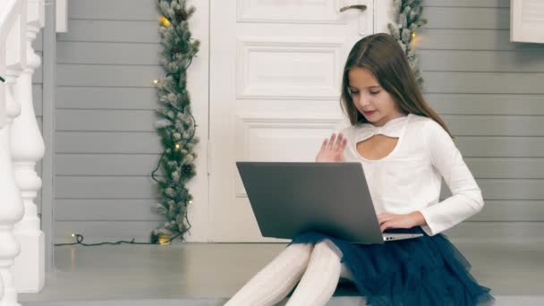 Remote Communication Child Father Christmas Holidays Girl Holds Laptop Her — Stockvideo