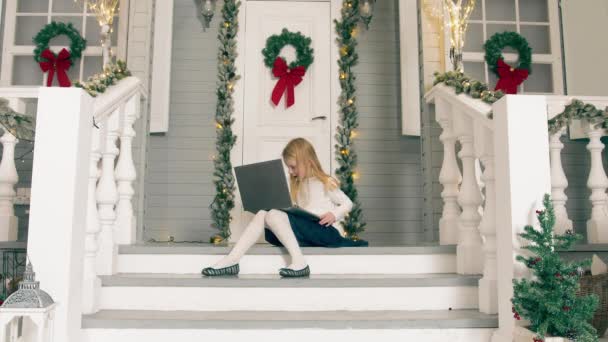 Remote Communication Child Father Christmas Holidays Girl Holds Laptop Her — Stockvideo