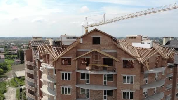 Construcción Aérea Una Casa Ladrillo Instalación Techo Madera — Vídeos de Stock