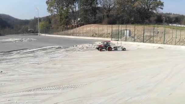 Трактор Має Велику Площу Піском Будівництво Великого Стадіону — стокове відео