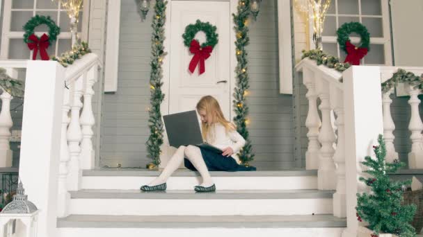 Happy Caucasian Girl Talking Remotely Her Father Christmas Day Her — Vídeo de stock