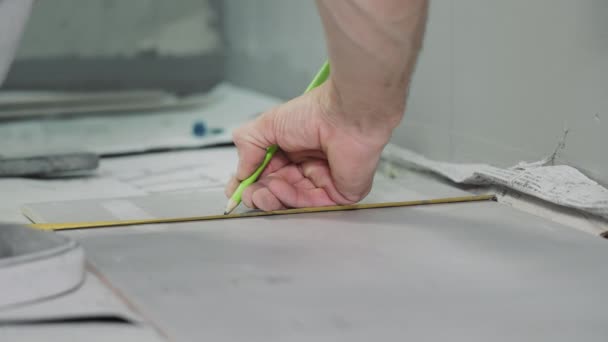 Close Craftsman Crosses Tile Pencil Correct Laying Tile — Vídeos de Stock