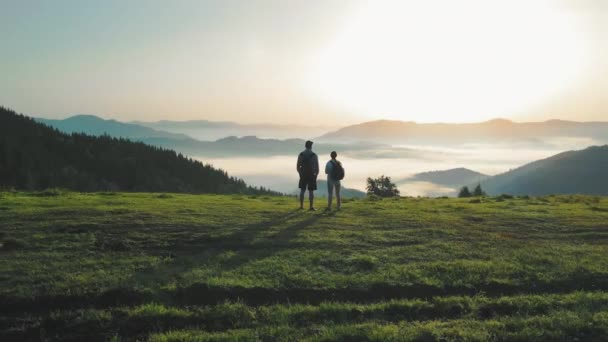 Two Tourists Top Mountain Watching Sunrise Amazing Landscape Mountains Fog — Wideo stockowe