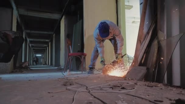 Construction Worker Cuts Concrete Using Grinder Bright Sparks Cutting Concrete — Videoclip de stoc