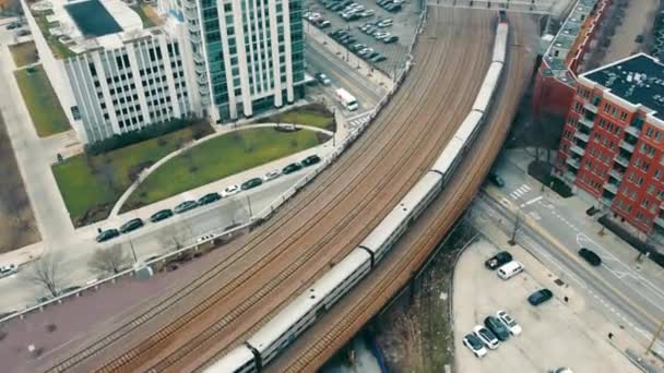 Чикаго Иллинойс 2022 Двухэтажный Пригородный Поезд Идущий Центрального Вокзала Междугородний — стоковое видео