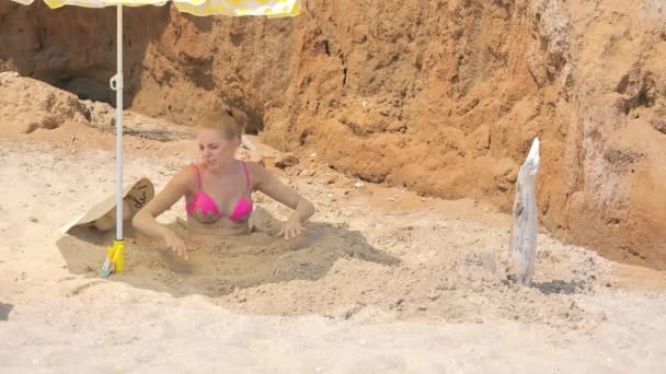 Rest Beach Young Girl Digs Her Feet Out Sand Beautiful — Stock video