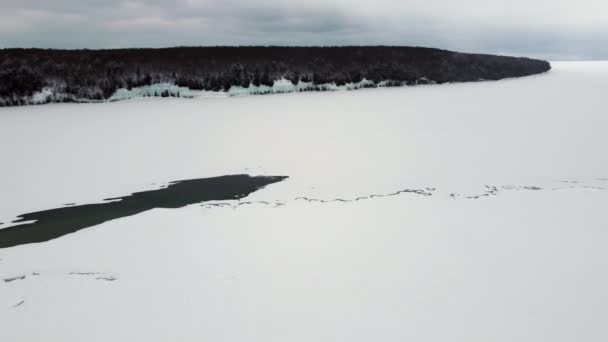 Flying Frozen Lake Cloudy Day Great Lake Covered Ice Snow — Stok video