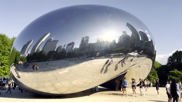 Chicago August 29Th 2022 Bob Sculpture Cloud Gate Tourists Taking — 图库视频影像