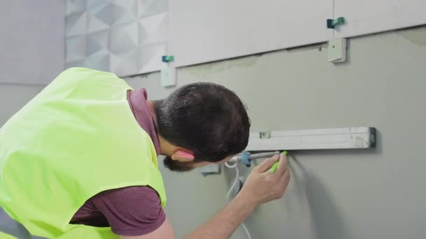 Tiler Takes Measurements Wall Laying Tiles Bathroom Professional Master — Stock Video