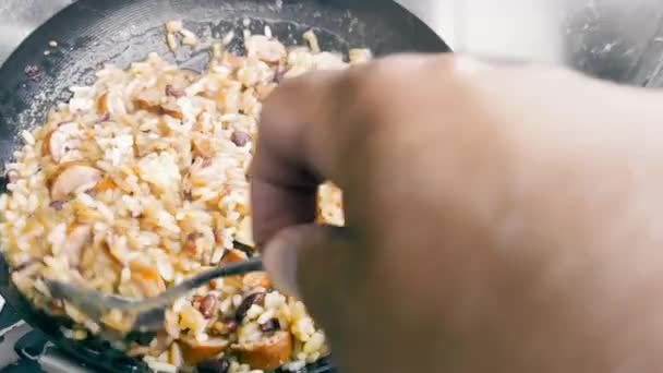 ハイキング中の観光客は ソーセージとご飯を準備し 彼の手で皿を攪拌 クローズアップ — ストック動画