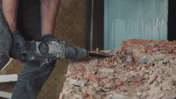 Desmontar Una Pared Ladrillo Con Primer Plano Perforador — Vídeo de stock