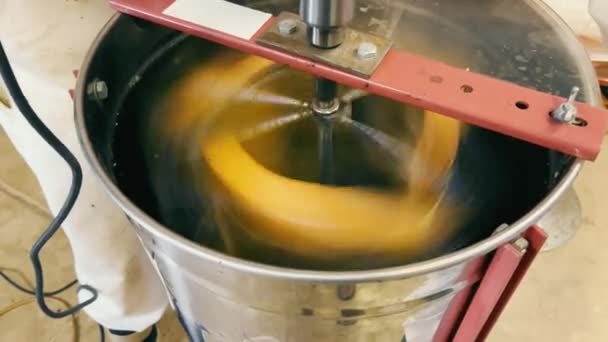 蜂蜜のフレームは遠心分離機内を回転して蜂蜜を抽出します 蜂蜜のポンプと圧搾 — ストック動画