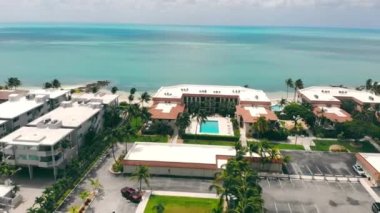 Florida 'da insanlar olmadan otellerin ve plajların üzerinde uçmak. Bizim için. Hava manzaralı Palm Beach Resort. İnsan Yok.