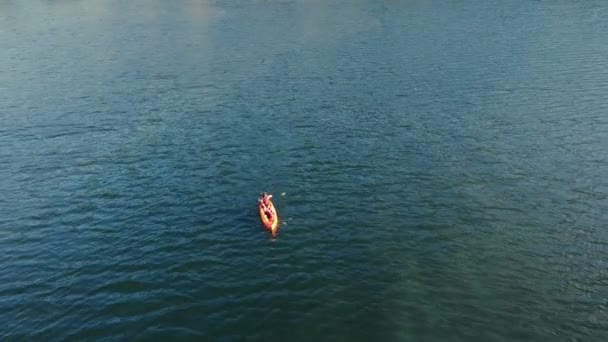 空中飞两个人正在一个大湖上划船 水上运动 旅游和娱乐 — 图库视频影像