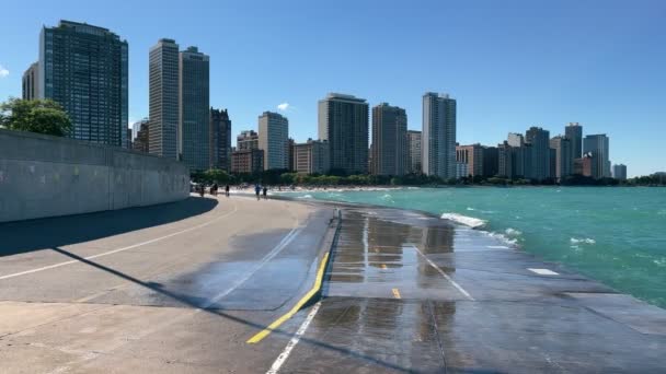 Ein Überfluteter Fahrradweg Ufer Der Stadt Chicago Michigansee Wasser Aus — Stockvideo