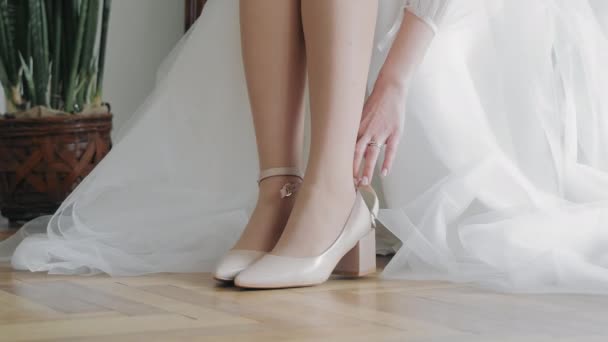 Bride Puts Shoe Fastens Clasp Morning Bride Wedding Day — Stock Video
