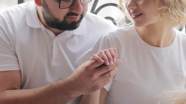 2人の若い白人の人々が一緒に時間を過ごすのが大好きです 女の子の手にキスをする男のクローズアップ 新婚旅行 ロマンチックな関係の概念 — ストック動画