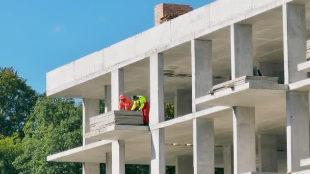 Construtores Estão Desempacotando Uma Grande Carga Durante Construção Uma Casa — Vídeo de Stock