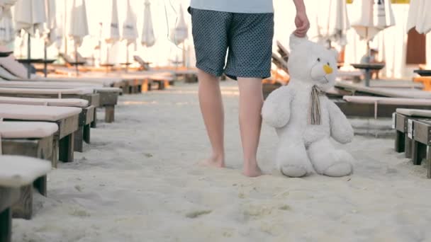 Een Eenzame Man Het Strand Sleept Een Teddybeer Aan Het — Stockvideo