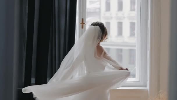Счастливая Невеста День Свадьбы Белом Платье Танцует Своей Спальне — стоковое видео
