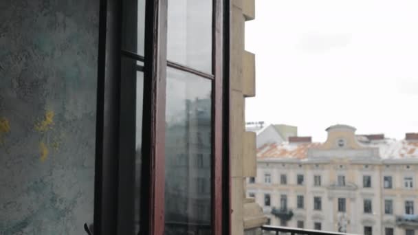 一个人走近窗户 戴着眼镜从窗户往外看城市时的后视镜 — 图库视频影像