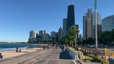 Chicago, IL, ABD - 07 20 2022 Walk ve Chicago şehir merkezinin bisiklet manzarası. Michigan Gölü Rıhtımı ve Chicago şehir merkezi ve gökdelenler