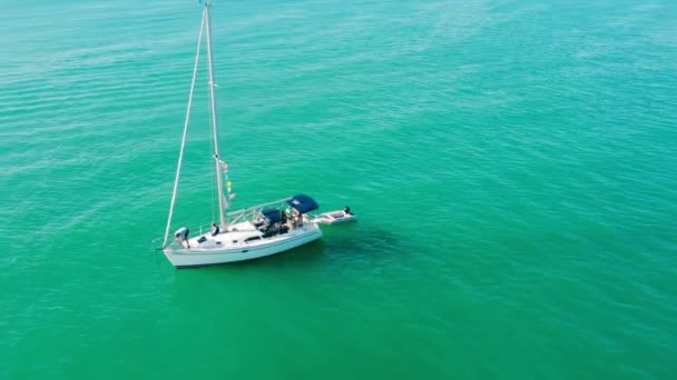 Vue Aérienne Yacht Blanc Luxe Eau Bleue Paysage Coloré Avec — Video