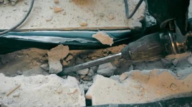 Bir inşaatçının yakın plan bir performansla yaptığı iş. Beton yüzeyin sökülmesi.